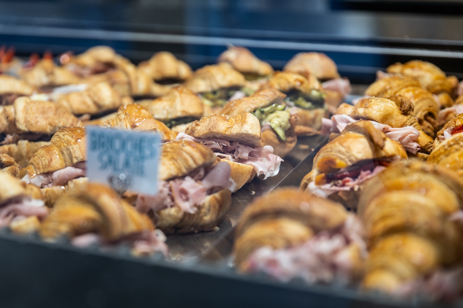 Brioches salate farcite in vetrina