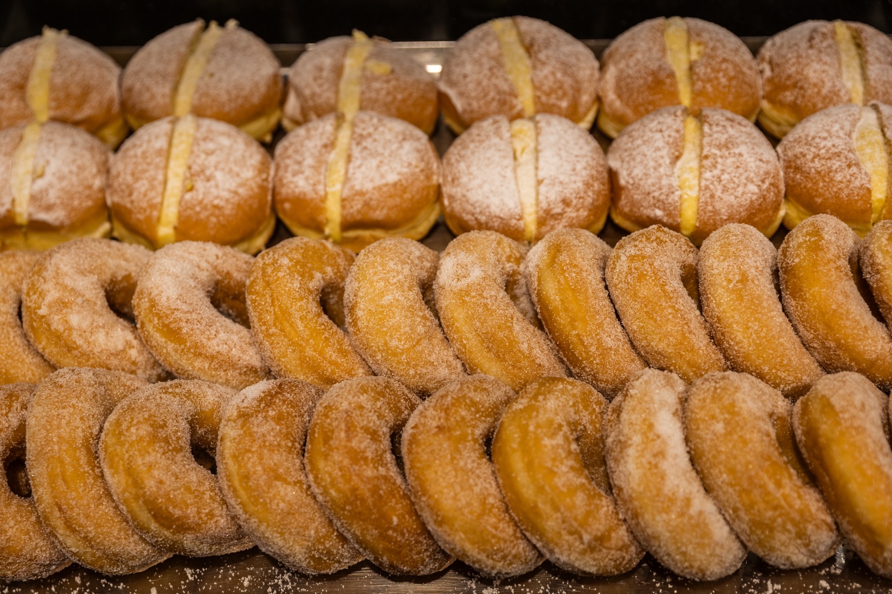 Bomboloni e ciambelle allo zucchero appena sfornati