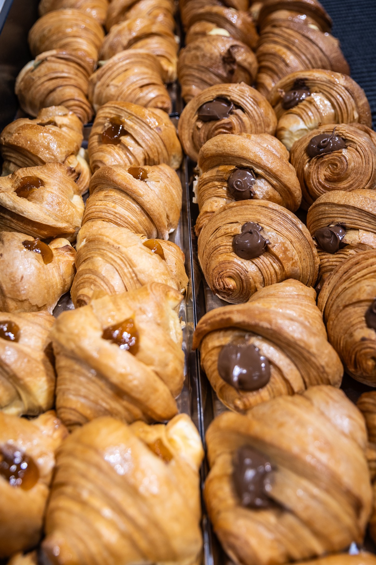 Cornetti sfogliati farciti con nutella e marmellata