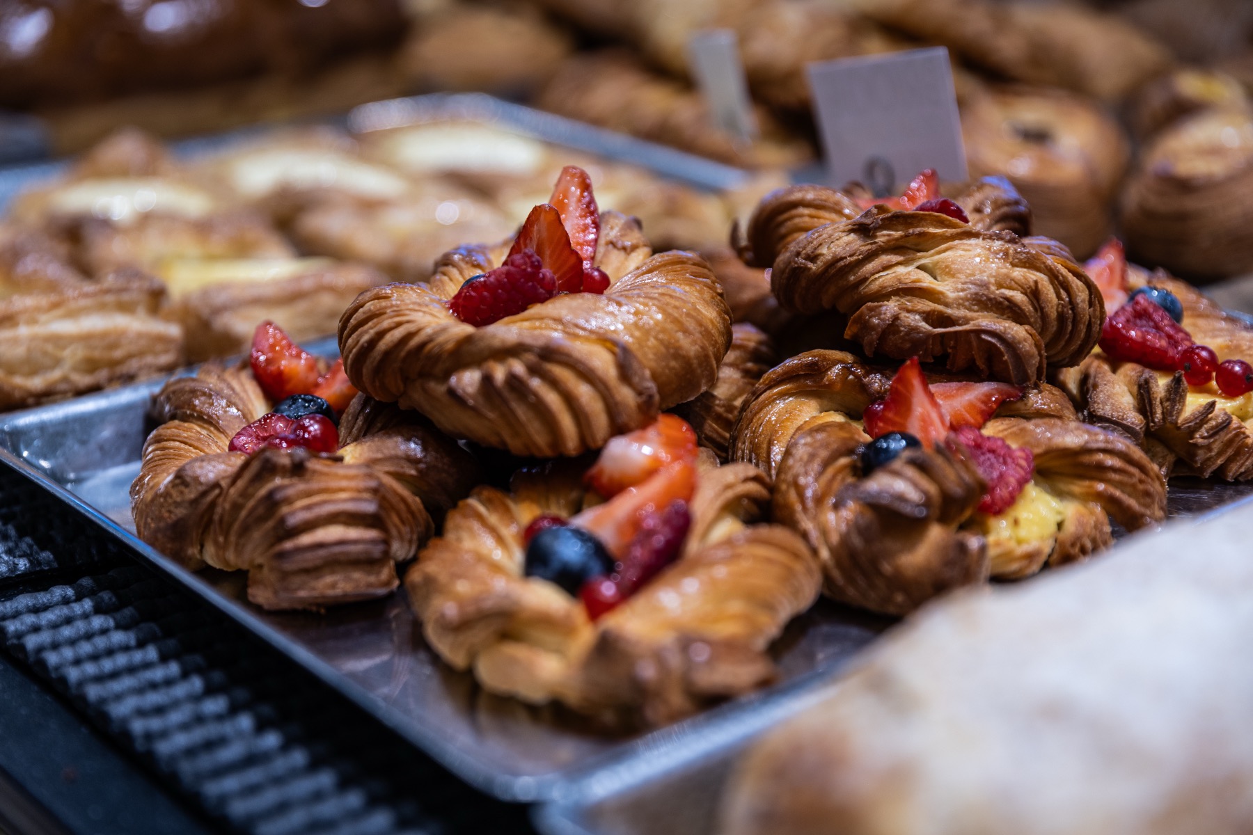 Crostatine con crema e frutti di bosco freschi