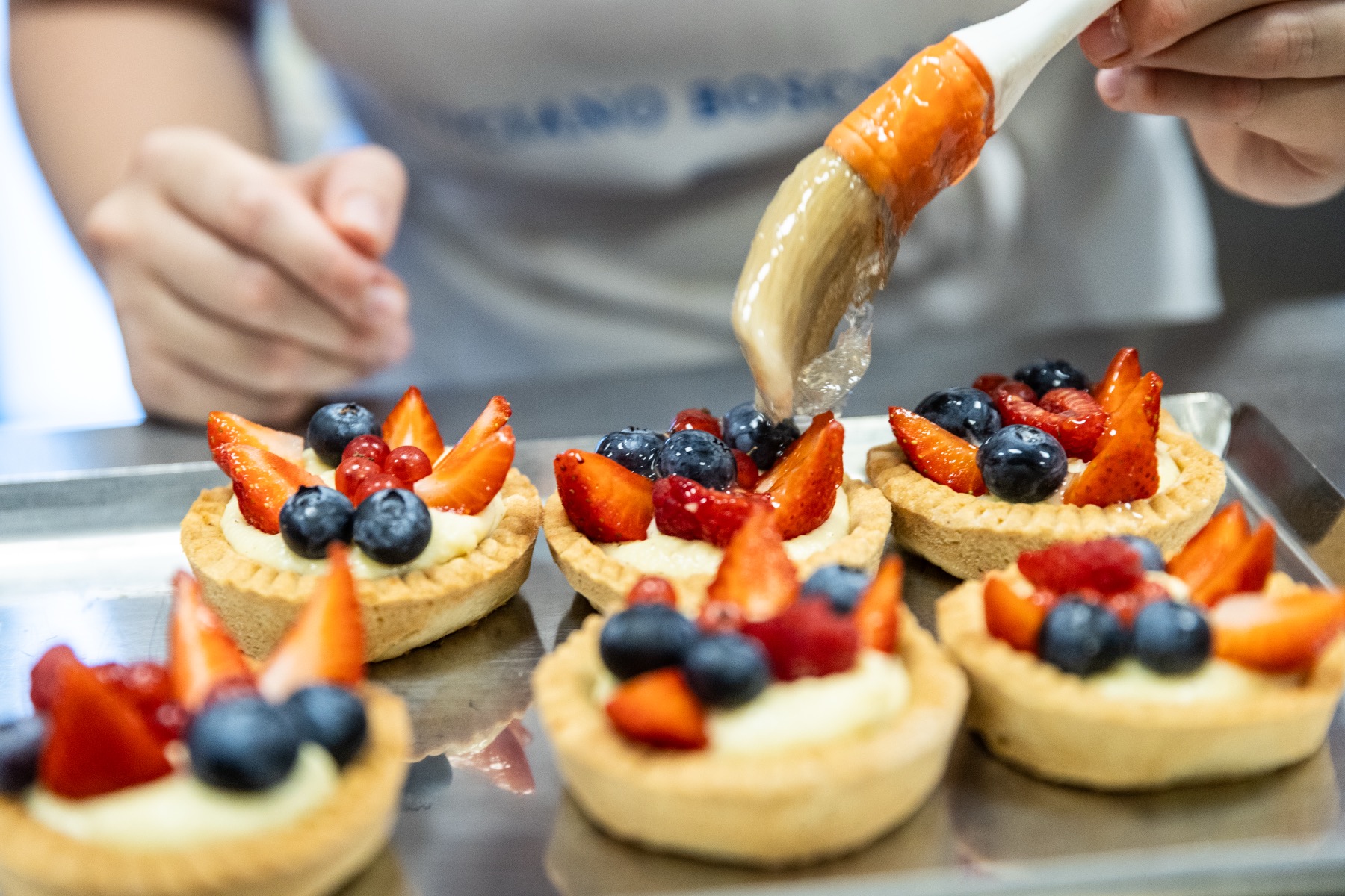 Preparazione a mano delle crostatine di frutta