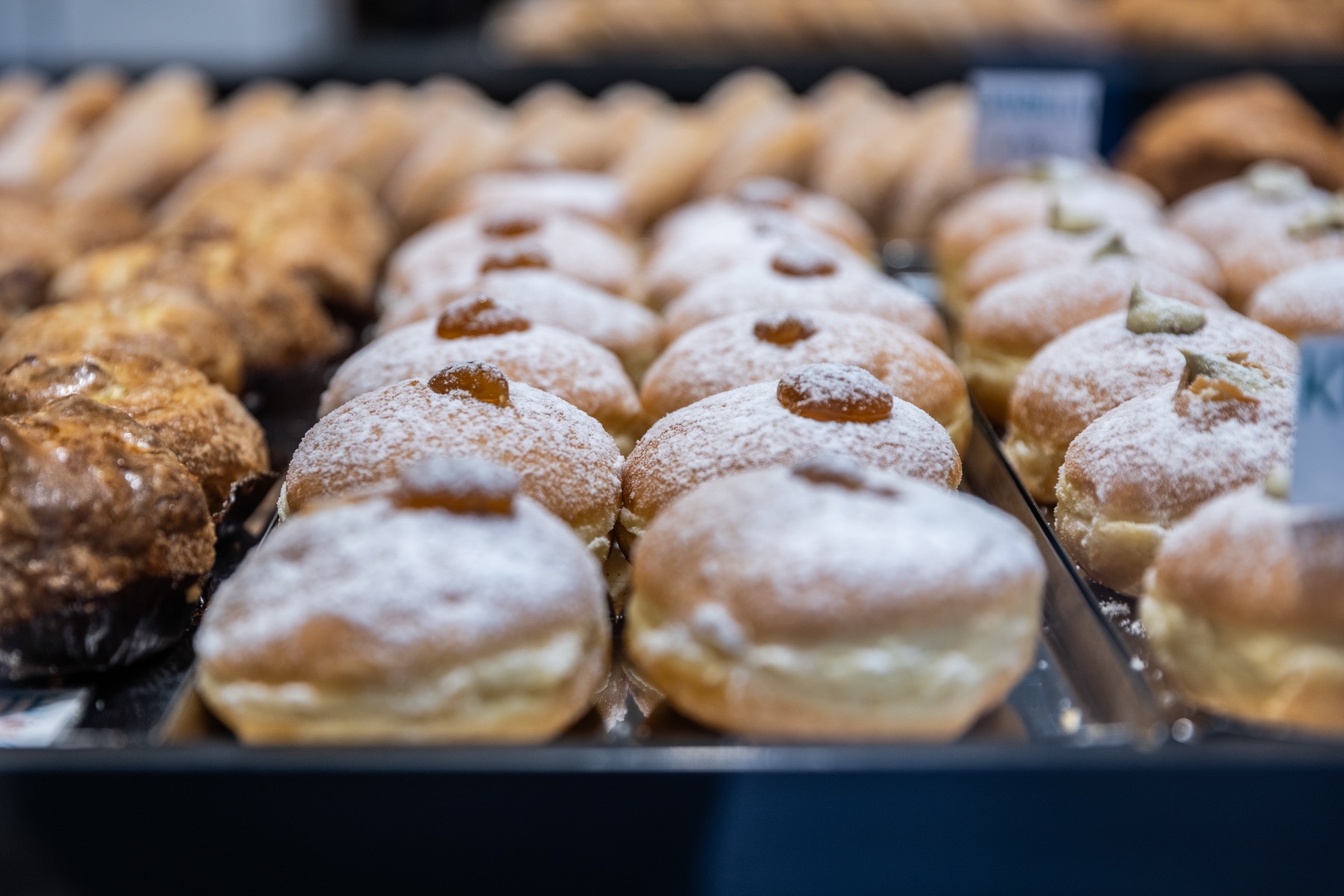 Krapfen alla crema con zucchero a velo