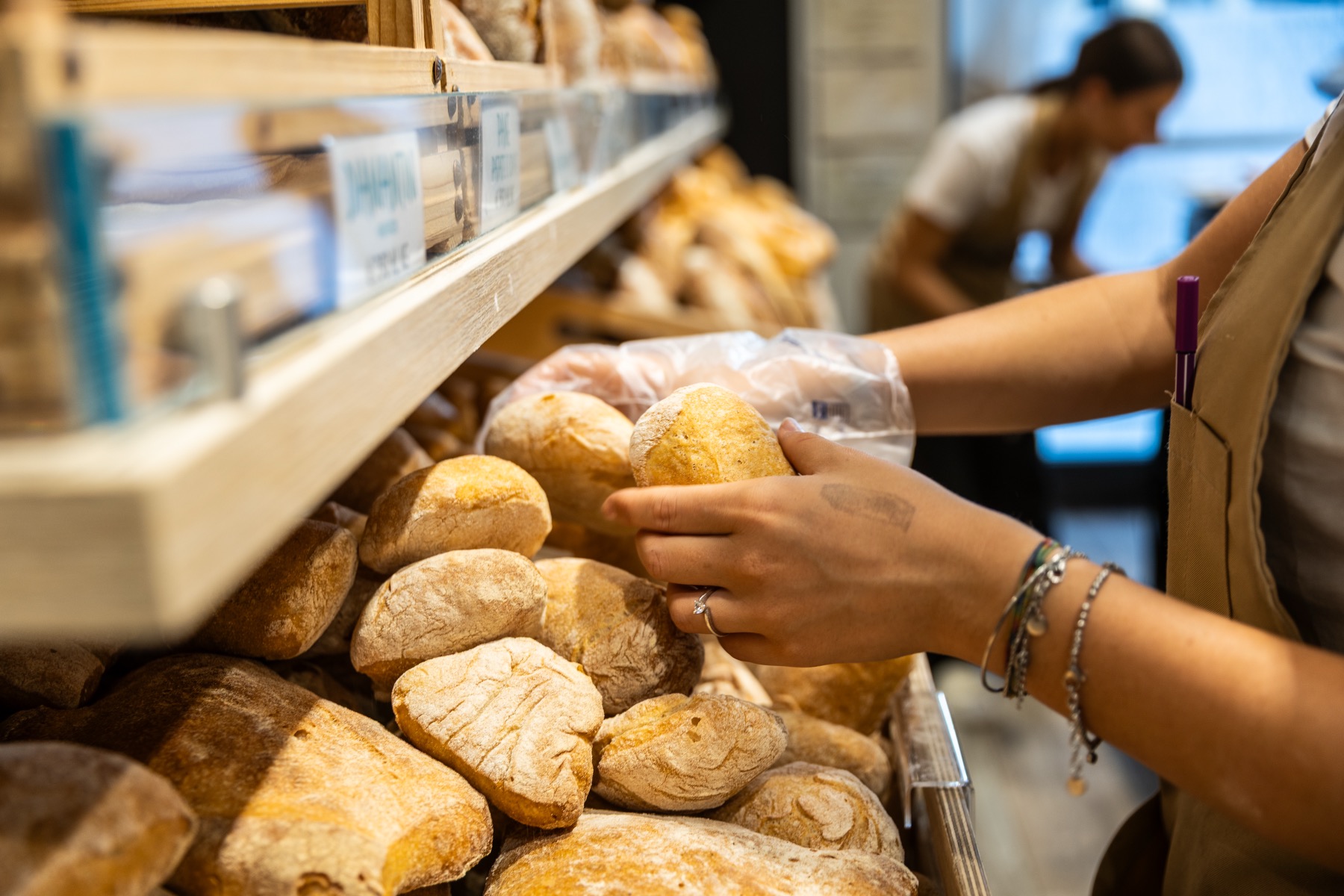 Selezione del pane fresco al banco