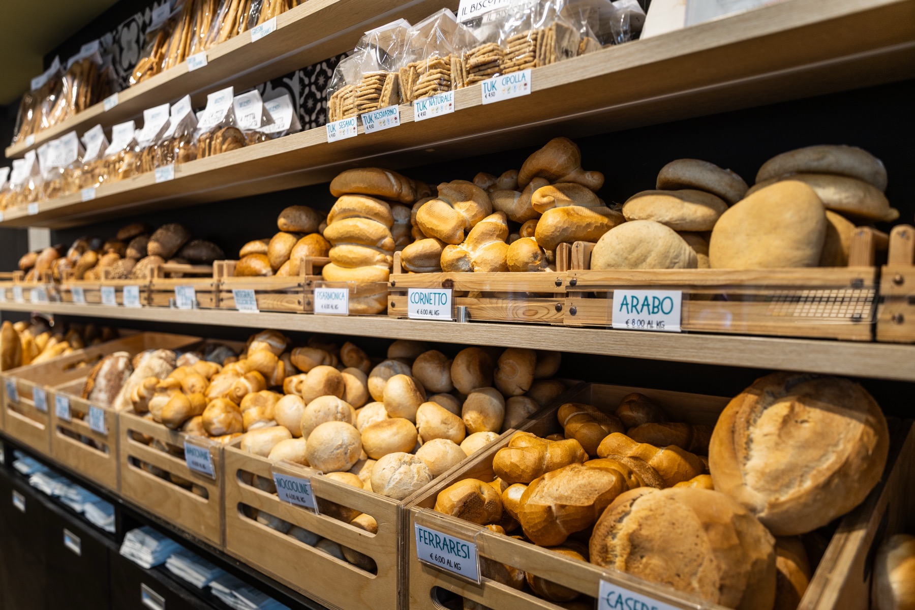 Cassette di pane fresco con i cartellini dei prezzi